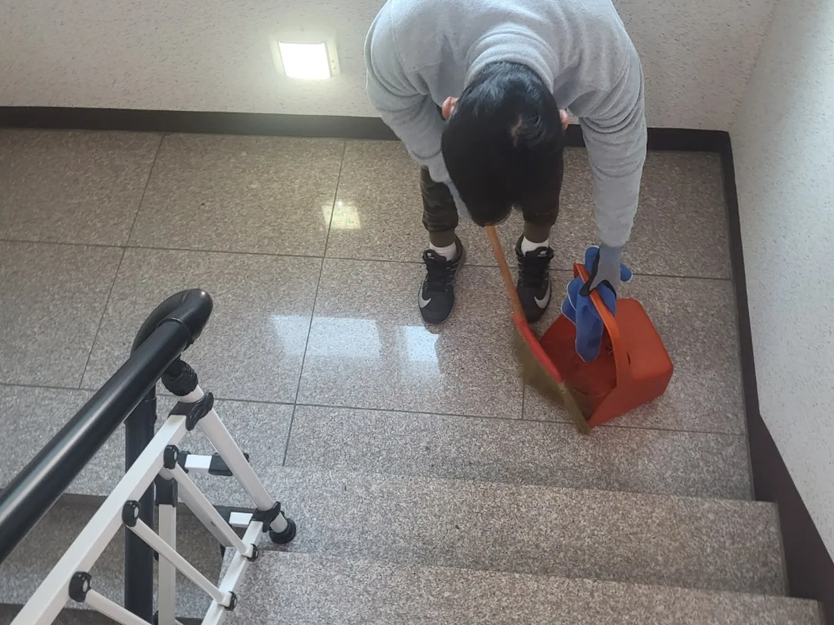 광진구 군자동 빌라 공동현관 장비 주변 정밀 위생청소 사례 - 행진크린